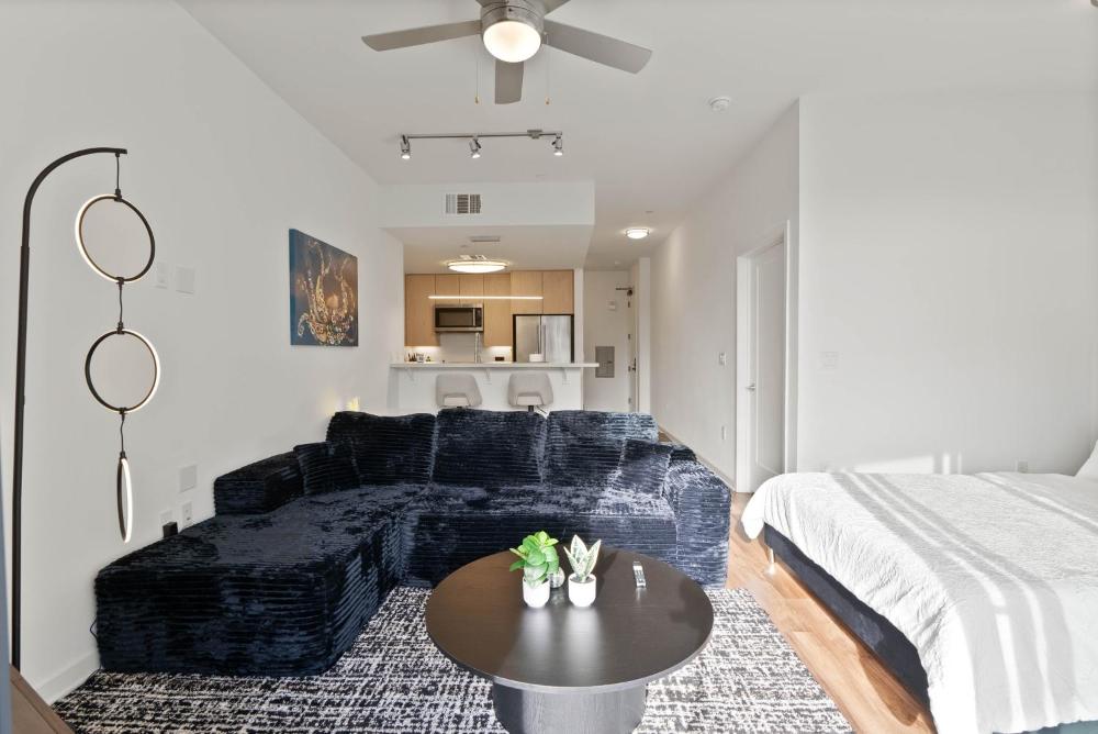 Mid-Wilshire Studio Free Parking, Pool, Gym